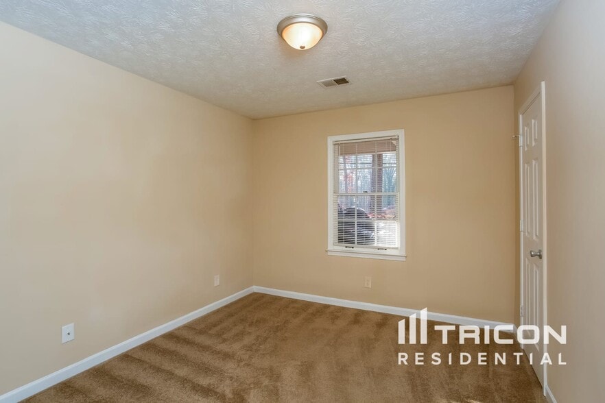 Building Photo - 1631 Quail Run SW