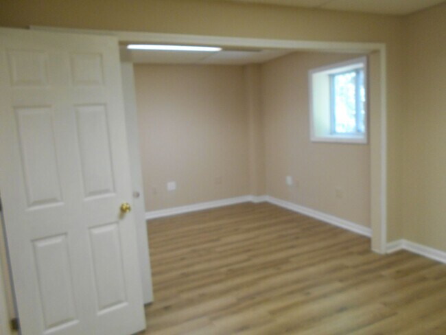 Building Photo - Second floor 1 bedroom, 1 bath suite in great location