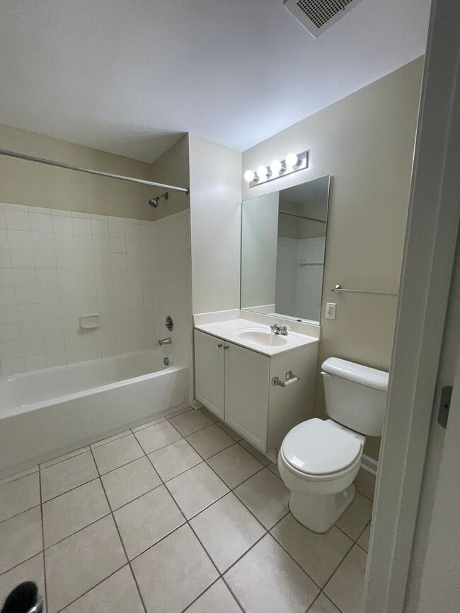 Building Photo - 15-1512 Dukes