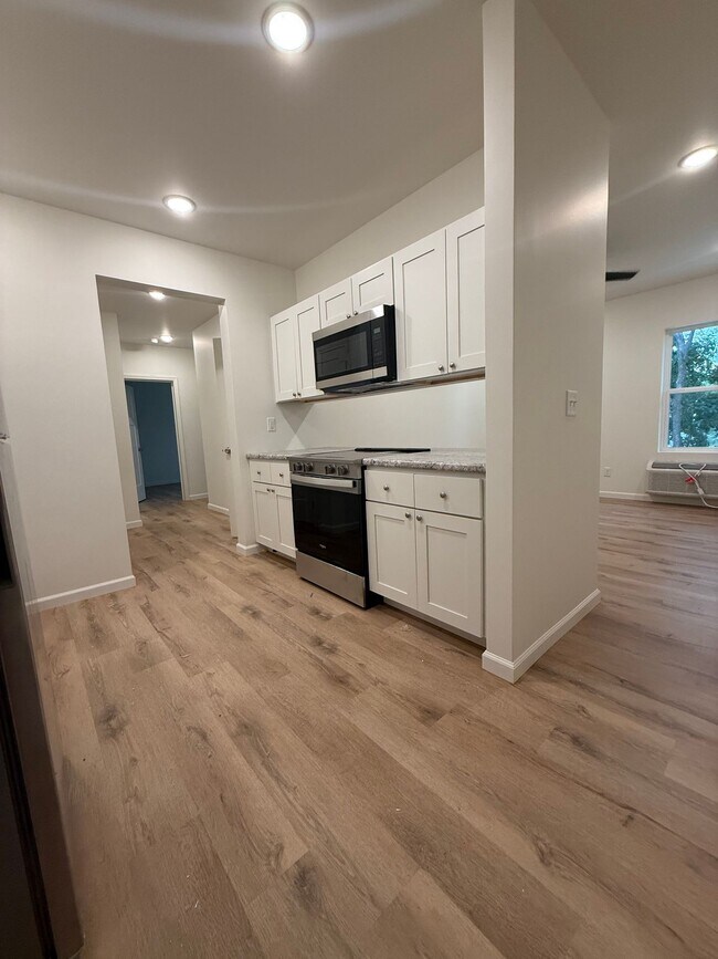 Building Photo - 2 Bedroom 1 Bathroom Apartment
