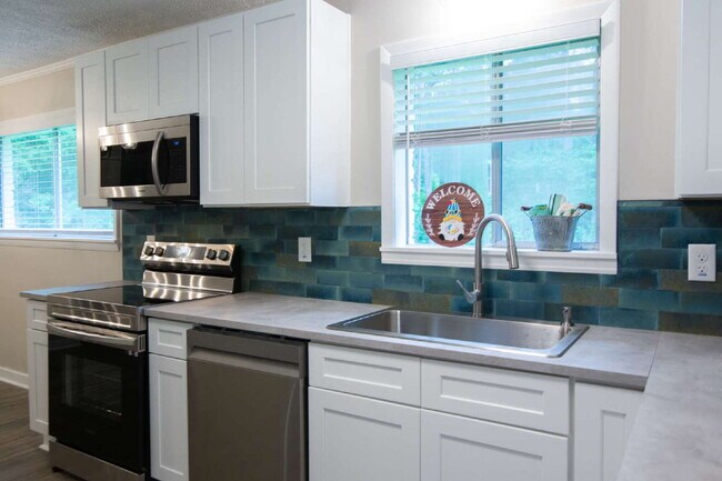 Building Photo - Charming Remodeled 3-Bed/1-Bath Home on 1 Acre — Ideal for Grad Students, Pros, or Game-Day Retre...