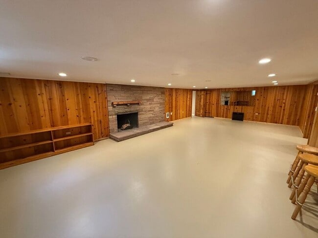 Building Photo - 4135 Rivercrest Dr N