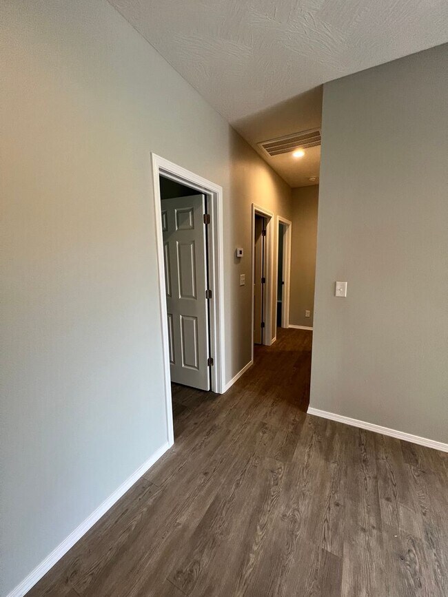 Building Photo - 4 bedroom 2 bath Bolivar MO