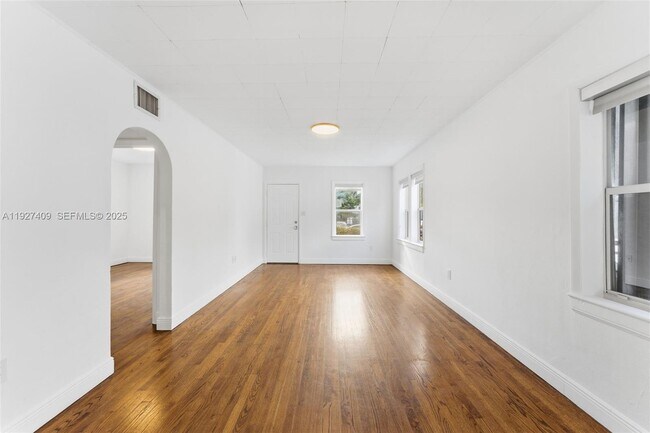 Building Photo - 559 NE 68th St