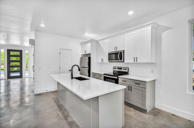 Building Photo - 1008 E Marble St