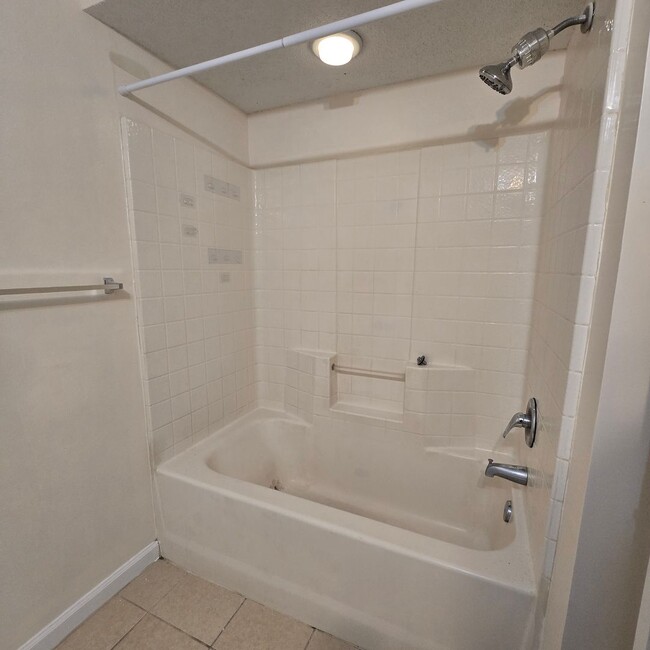 Building Photo - 1 Bedroom Condo for RENT