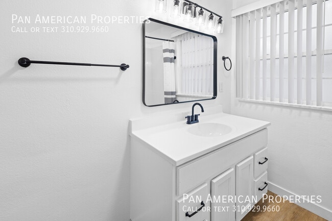 Building Photo - 9106 1/2 Palm St.-A6