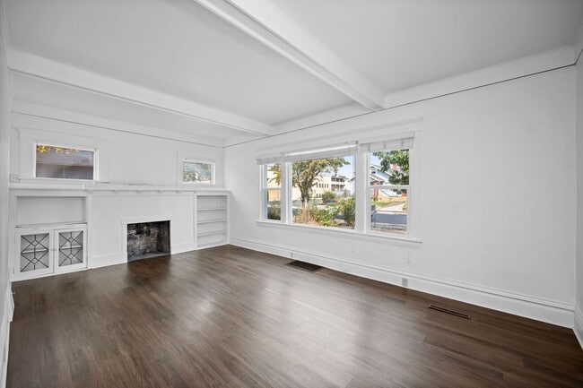 Building Photo - Charming 3 Bed 2 Bath Emerson Garfield Rem...