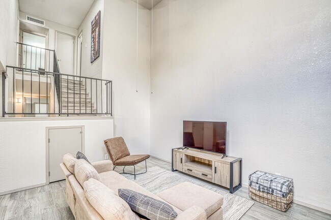 Building Photo - 311 Zenith Dr