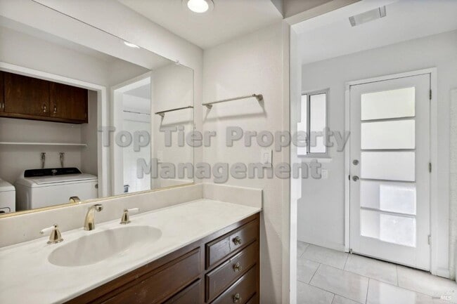 Building Photo - Beautiful 3 bedroom, 2 bath, 2,039 sqft hi...