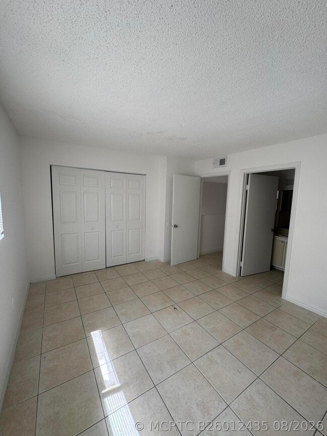 Building Photo - 417 Palm Cir E