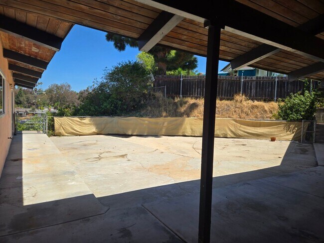 Building Photo - SDSU / College Area 6 bedrooms with 4 baths split-level home.