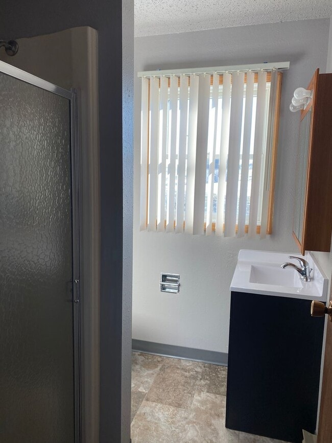 Building Photo - Beautiful, Spacious 3 bed Condo for Rent