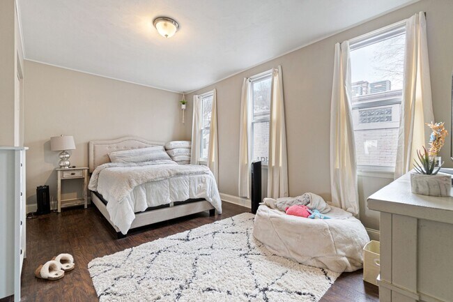 Building Photo - 5 bed, 2.5 Bath, Southside Flats