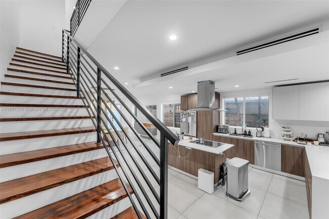 Building Photo - 3048 SW 18th St