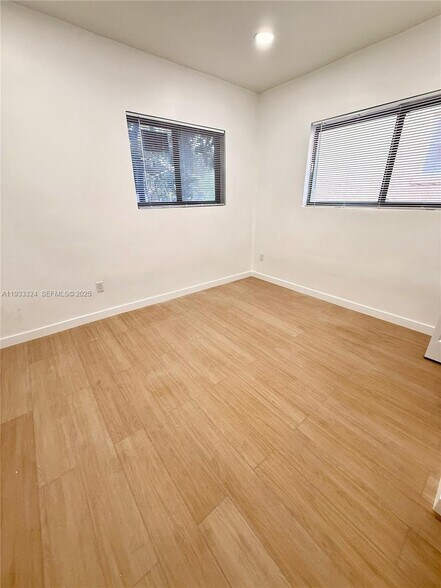 Building Photo - 125 SW 19th Ave