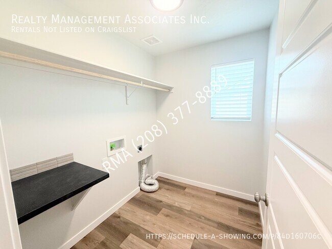 Building Photo - 3781 W La Brea Dr