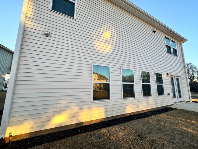 Building Photo - Room in House on Bedrock Rd
