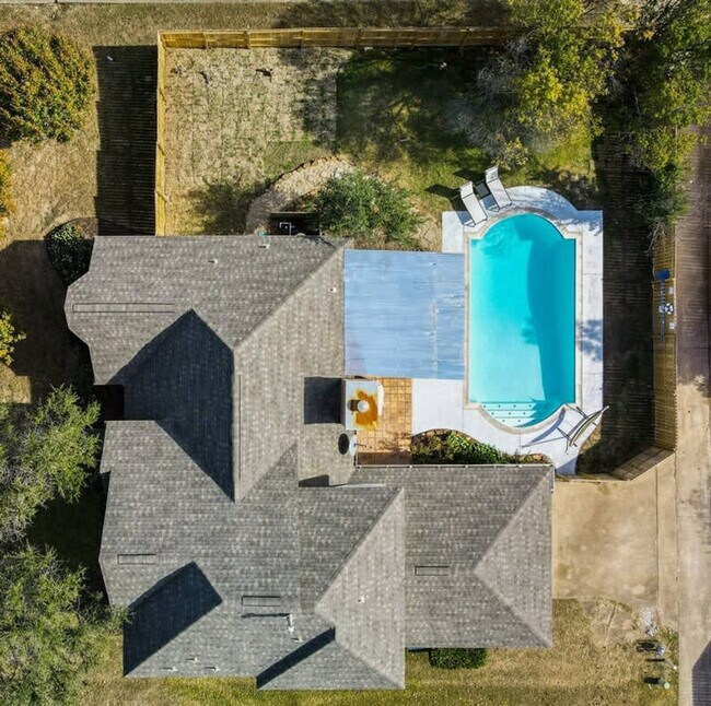 Building Photo - 516 Maywood Ln