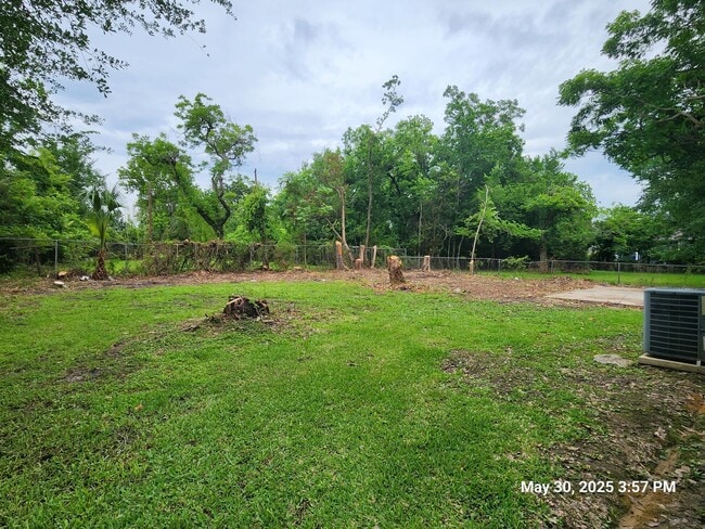 Building Photo - 3 bedroom / 2 bath in 77630. Immediate mov...