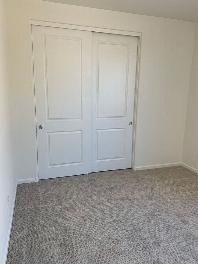 Building Photo - This stunning 4-bedroom, 2-bathroom home l...