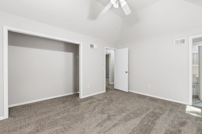 Building Photo - Spacious Overland Park 4 Bedroom Home - Av...