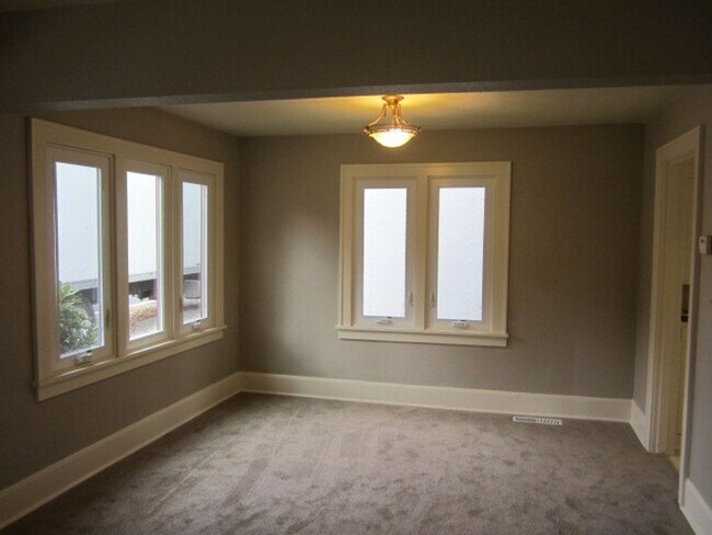 Building Photo - Cute Newley Remodeled 3 BD in Aloha!!