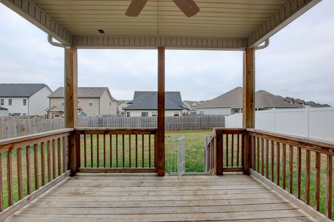 Building Photo - Spacious 4 bed 2.5 bath Clean with Fresh P...