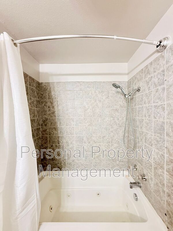 Building Photo - 4603 NE 122nd Ave