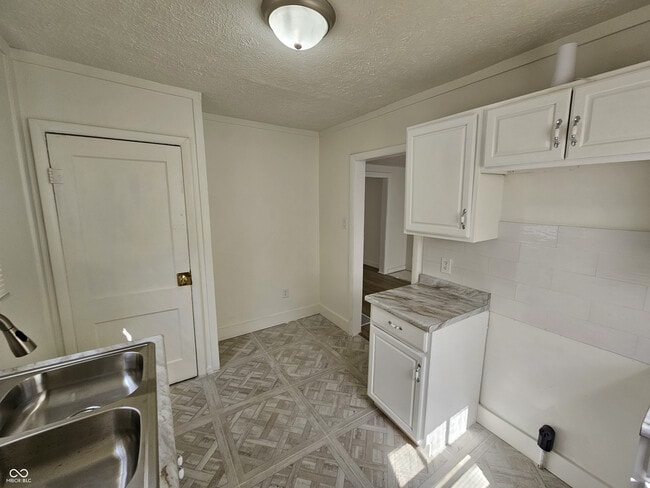 Building Photo - 835 Tecumseh St