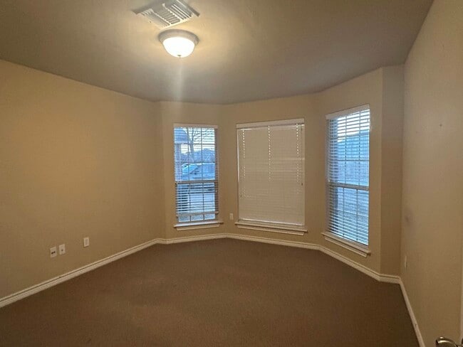 Building Photo - 2400 Rookhaven Ln