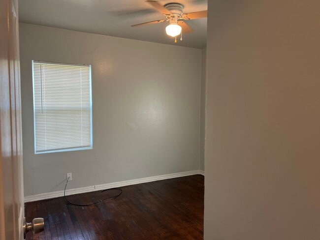 Building Photo - Charming 2 Bedroom