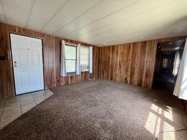 Building Photo - 2 Bedroom 1 Bath