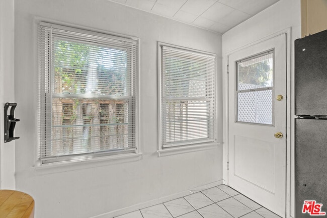 Building Photo - 2421 Cloy Ave