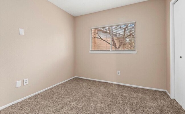 Building Photo - 4 Bedroom Home with 2 Bath and large back ...