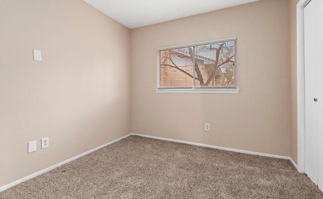 Building Photo - 4 Bedroom Home with 2 Bath and large back yard