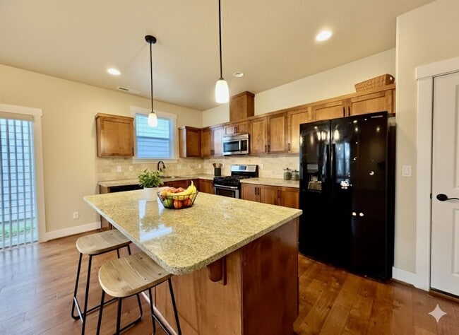 Building Photo - Modern 4-Bedroom Gem | Maintenance-Free Living & Private Side Yard!