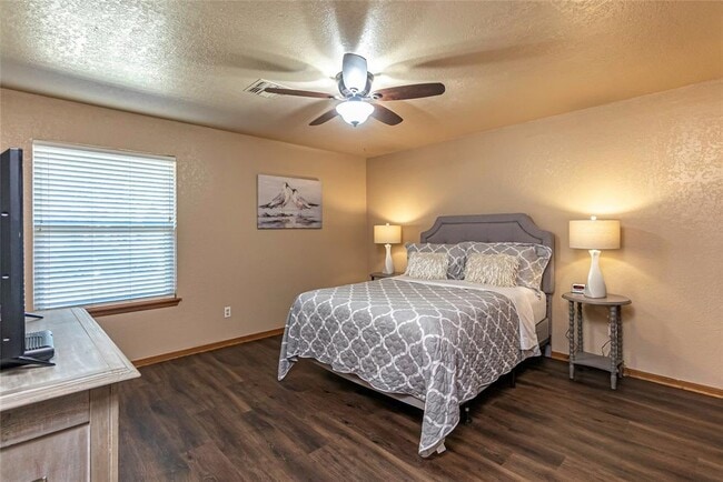 Building Photo - 512 Cypress Dr