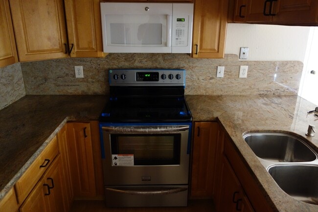 Building Photo - Bright 3-Bed condo with In-Unit Laundry, Pool Access, and Assigned Carport in Fremont