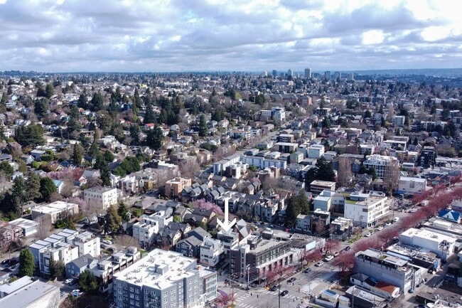 Building Photo - Welcome Home Modern Townhome in the heart of Freemont