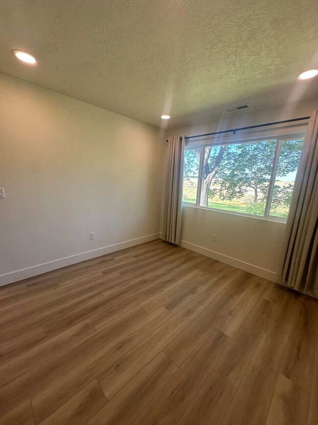 Building Photo - Style and Class....2 Bedroom, 1 bath , 1 C...