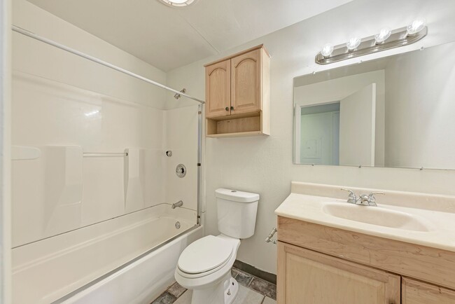 Building Photo - SHADOW HILL 101 brand new washer and dryer