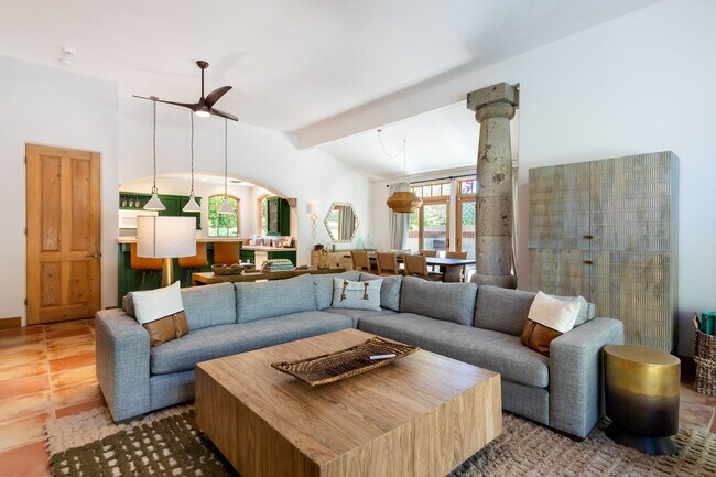 Building Photo - Luxury Oasis in Palm Springs Retreat