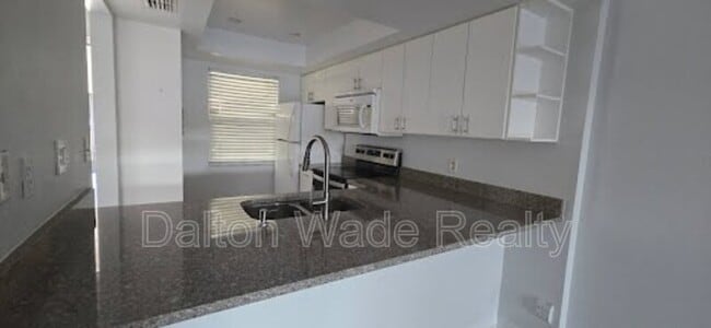 Building Photo - 2045 Sunset Grove Ln