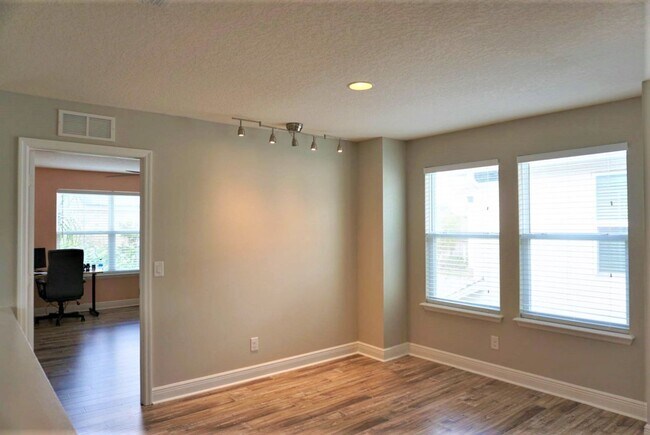 Building Photo - Orchard Hills 6 bed / 3.5 Bath - Partially Furniushed