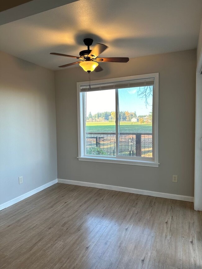 Building Photo - Updated House on 1/2 an Acre Near Spongs Landing Park! Pet Friendly!