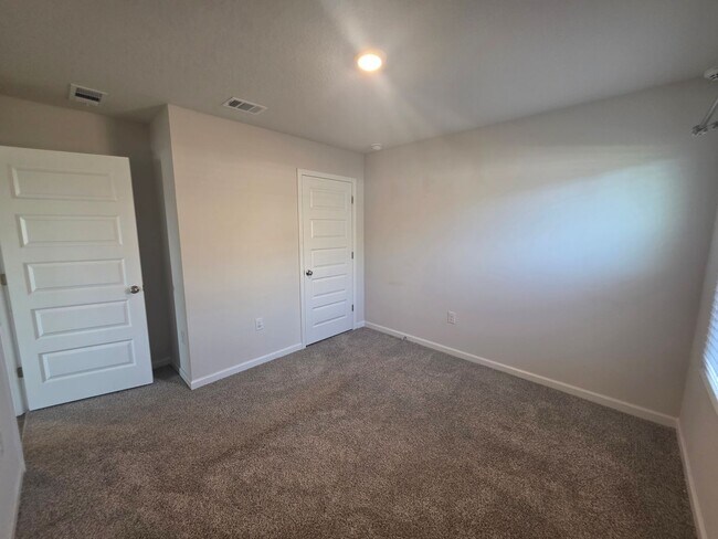 Building Photo - Nearly New 4BR/2BA home close to I10 with energy savings built in