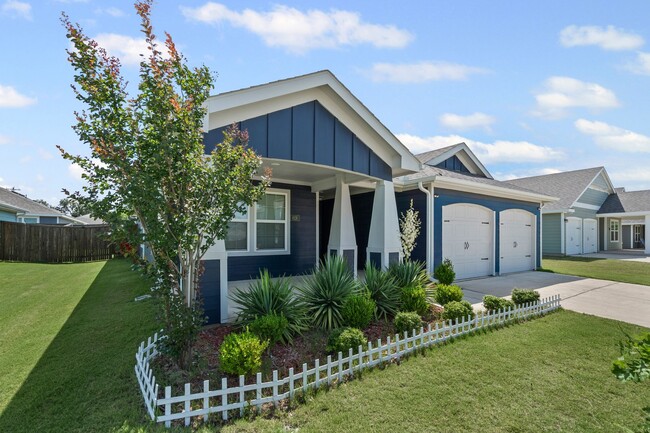 Building Photo - Craftsman in Cleburne