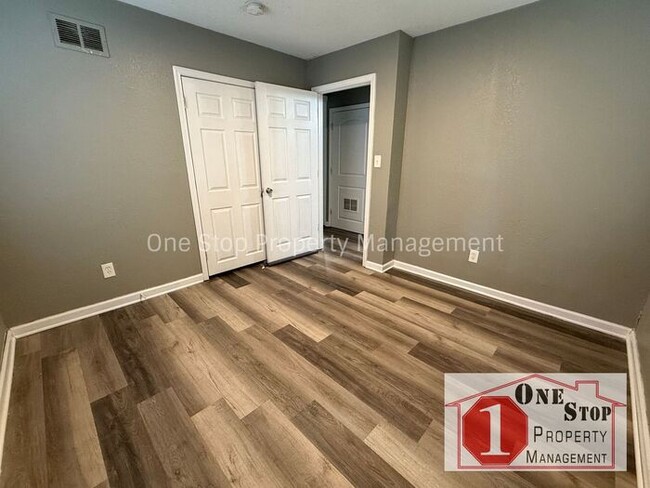 Building Photo - 2 Bedroom 1 Bathroom in Kansas City!