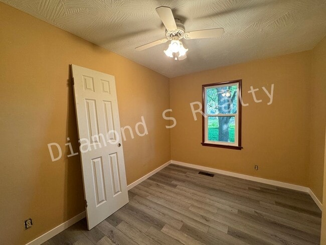 Building Photo - Charming and Clean 3 Bedroom Home - Nice/Quiet Neighborhood